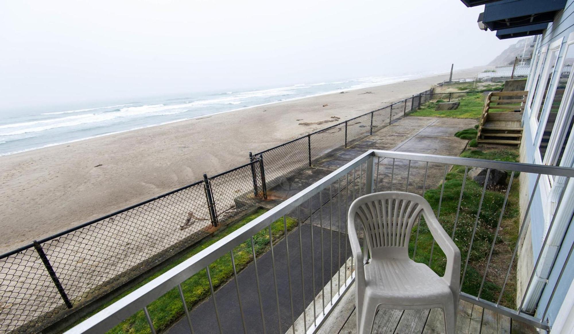 Sandcastle Beachfront Motel Lincoln City Exterior photo