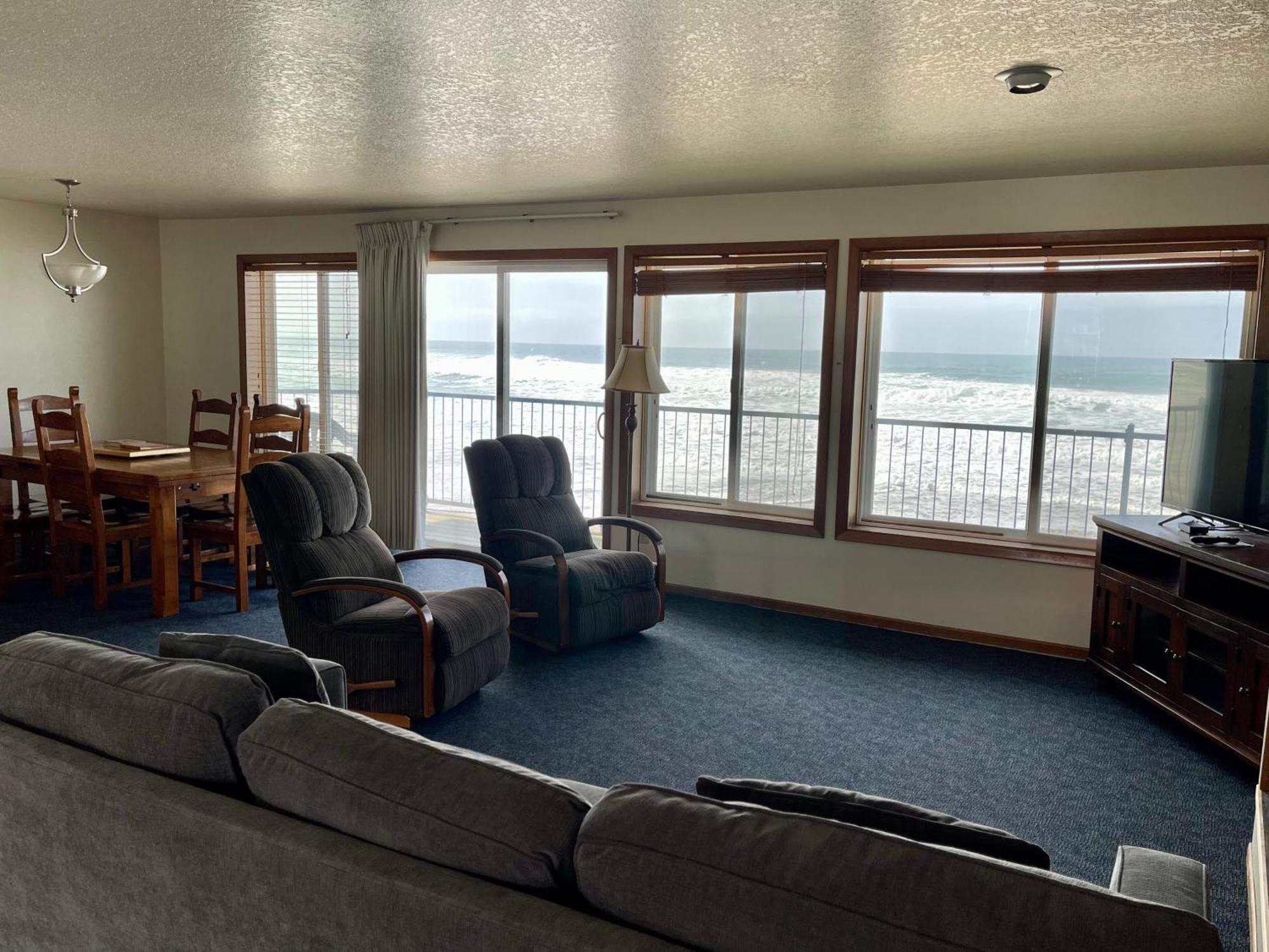 Sandcastle Beachfront Motel Lincoln City Room photo