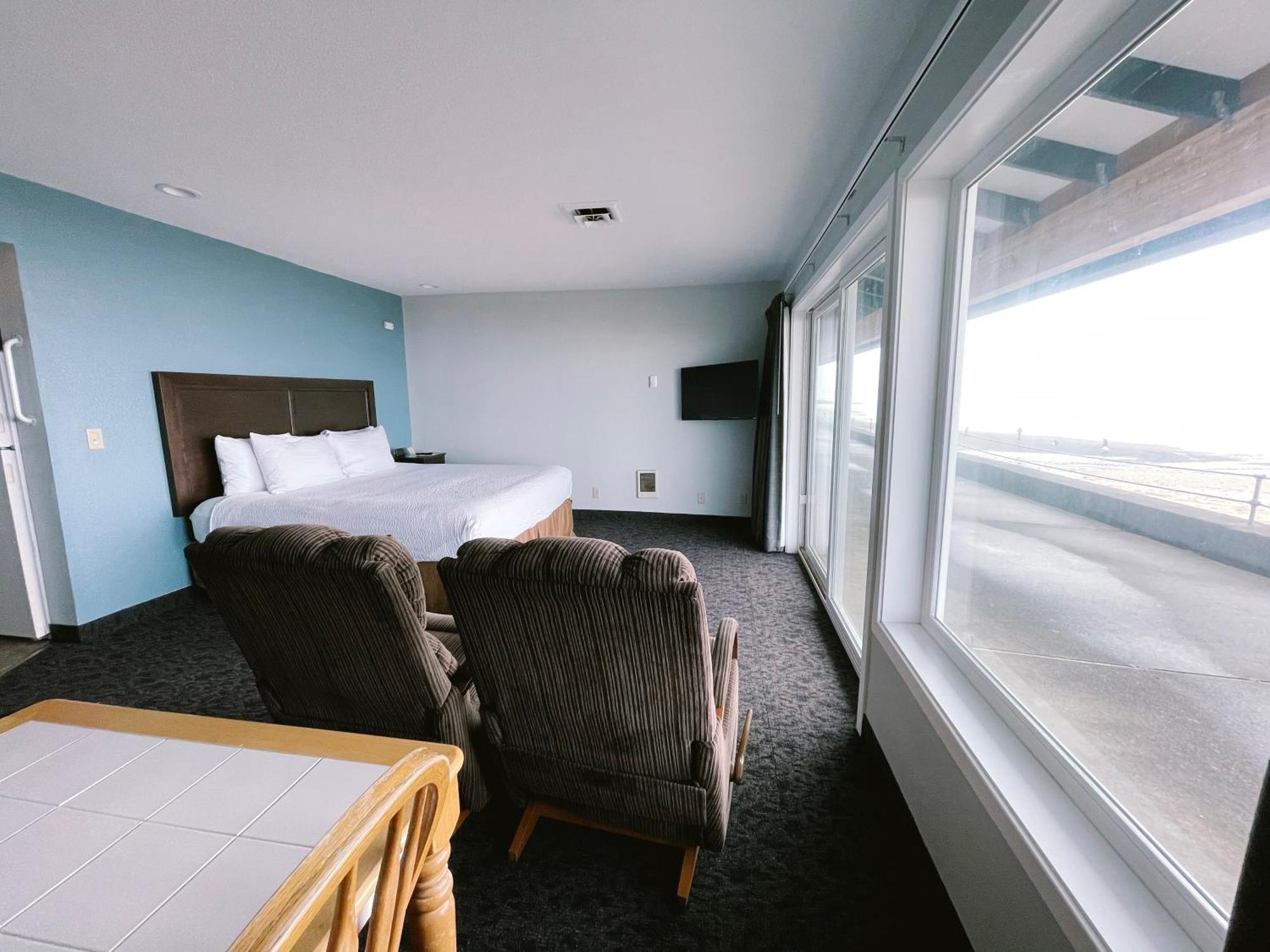 Sandcastle Beachfront Motel Lincoln City Room photo