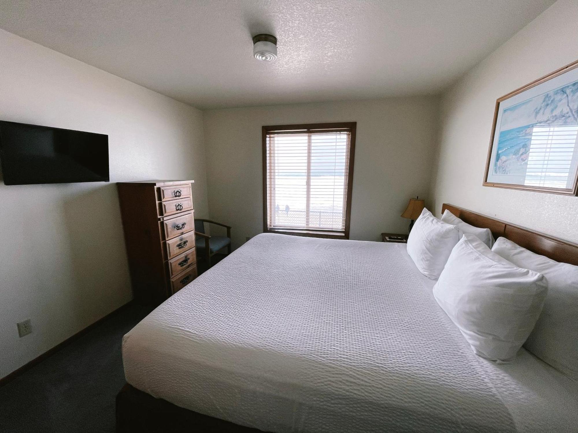 Sandcastle Beachfront Motel Lincoln City Room photo