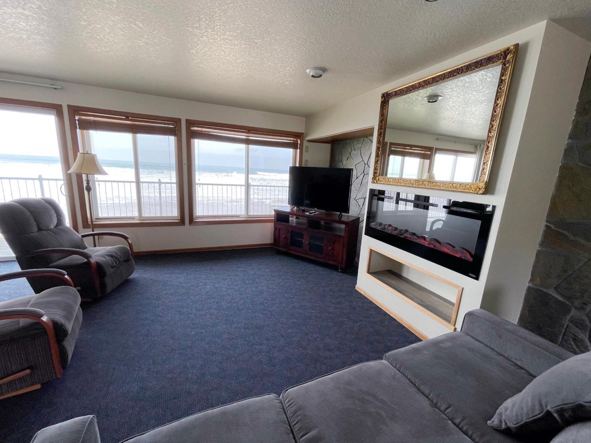 Sandcastle Beachfront Motel Lincoln City Room photo