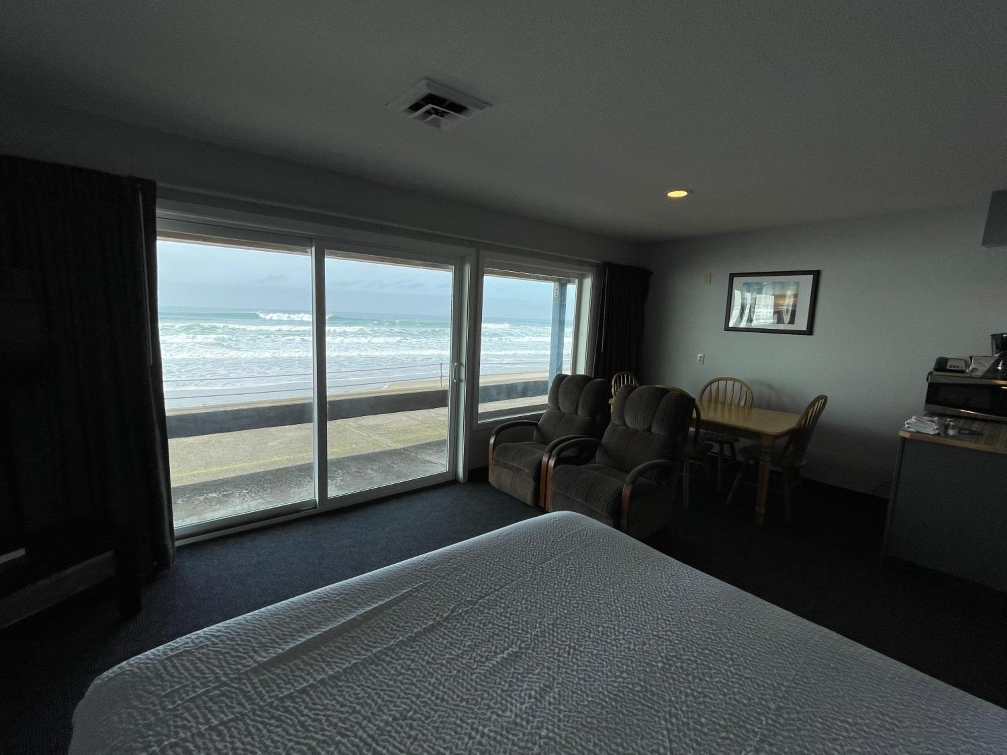 Sandcastle Beachfront Motel Lincoln City Room photo