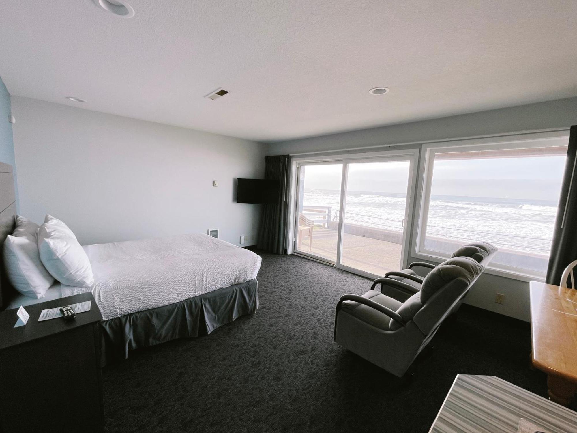 Sandcastle Beachfront Motel Lincoln City Room photo