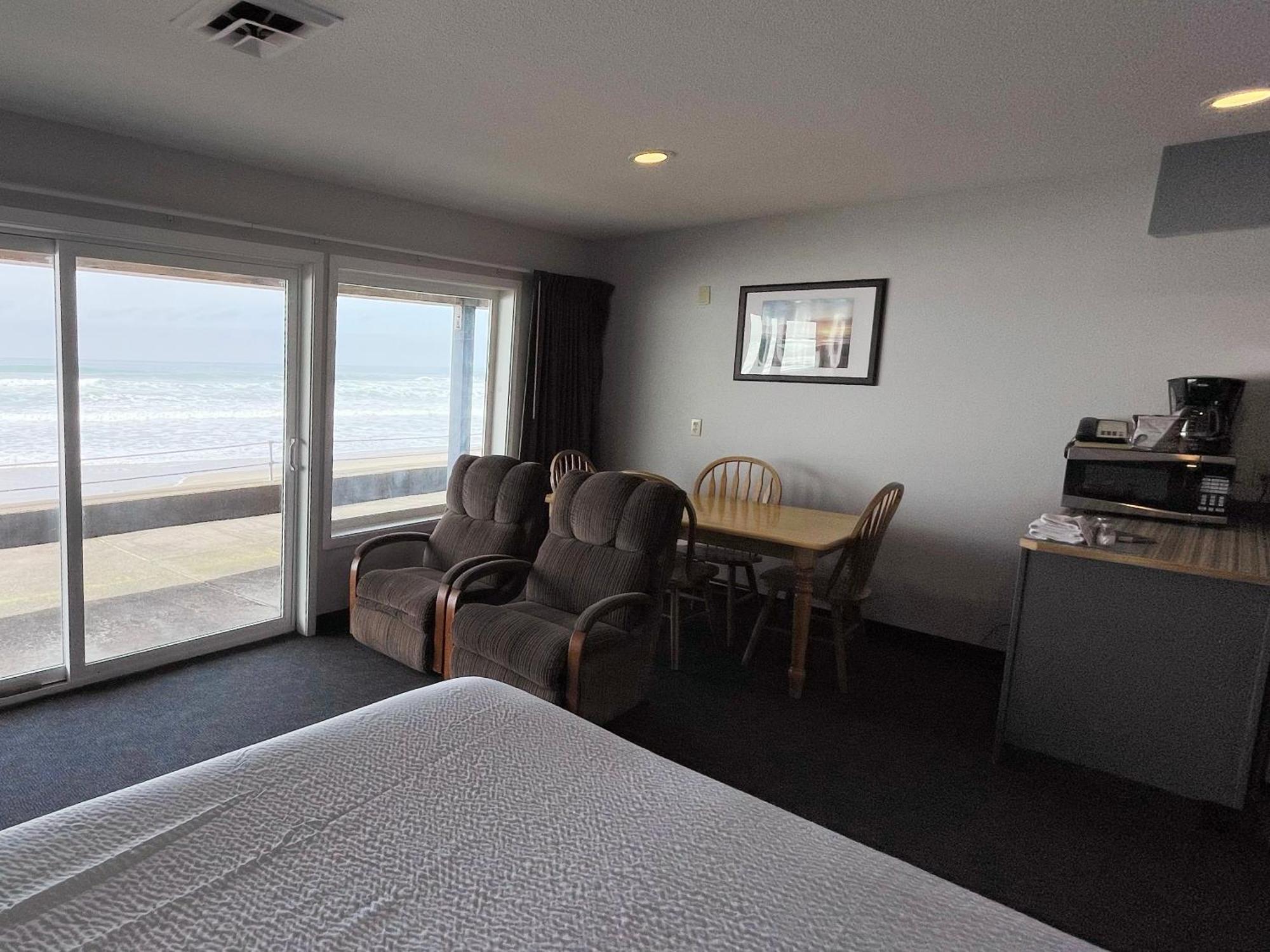 Sandcastle Beachfront Motel Lincoln City Room photo