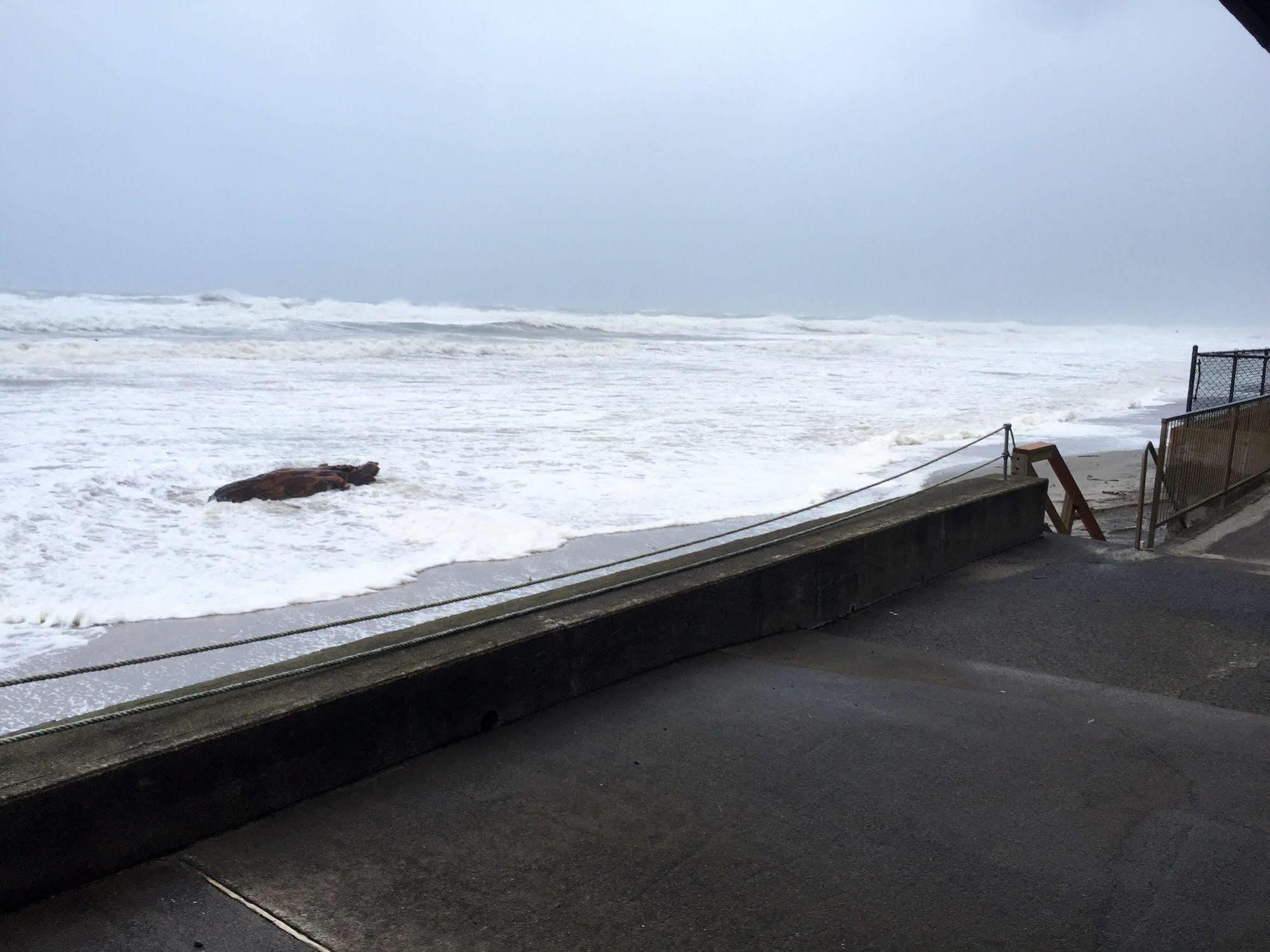 Sandcastle Beachfront Motel Lincoln City Exterior photo