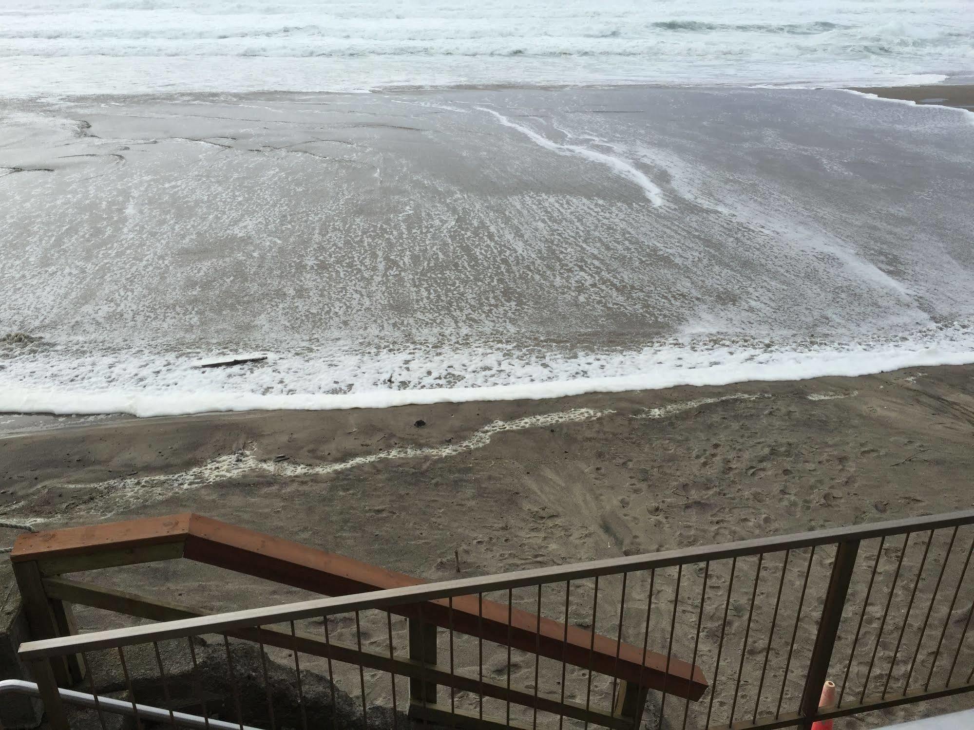 Sandcastle Beachfront Motel Lincoln City Exterior photo