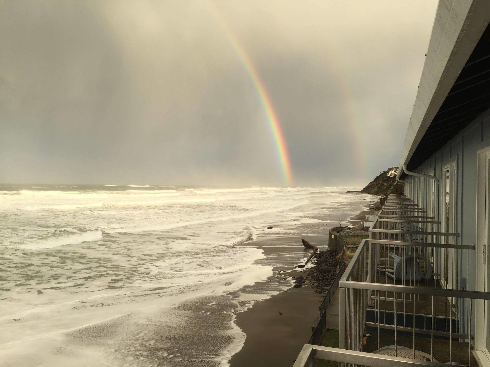 Sandcastle Beachfront Motel Lincoln City Exterior photo